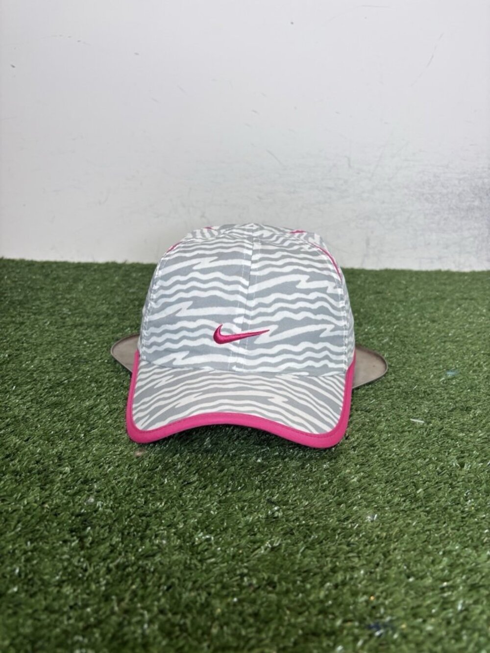 Nike hat cap strap back grey pink featherlight zebra print lighweight womens